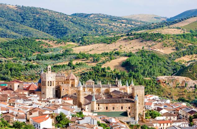 12. Guadalupe, Cáceres. Sus calles muestran muestra la típica arquitectura serrana con sus balcones y soportales caracterísitcos, además de los cinco arcos medievales que se reparten por sus dos murallas.