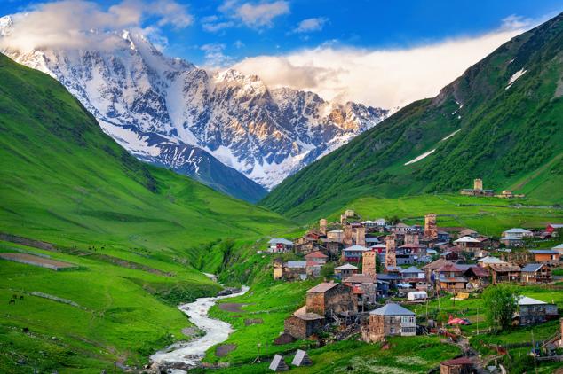 14. Mestia, Georgia. Este pueblo ofrece un paisaje diverso, rico en zonas forestales y alpinas, y es famoso por atraer campeonatos deportivos de carácter mundial.