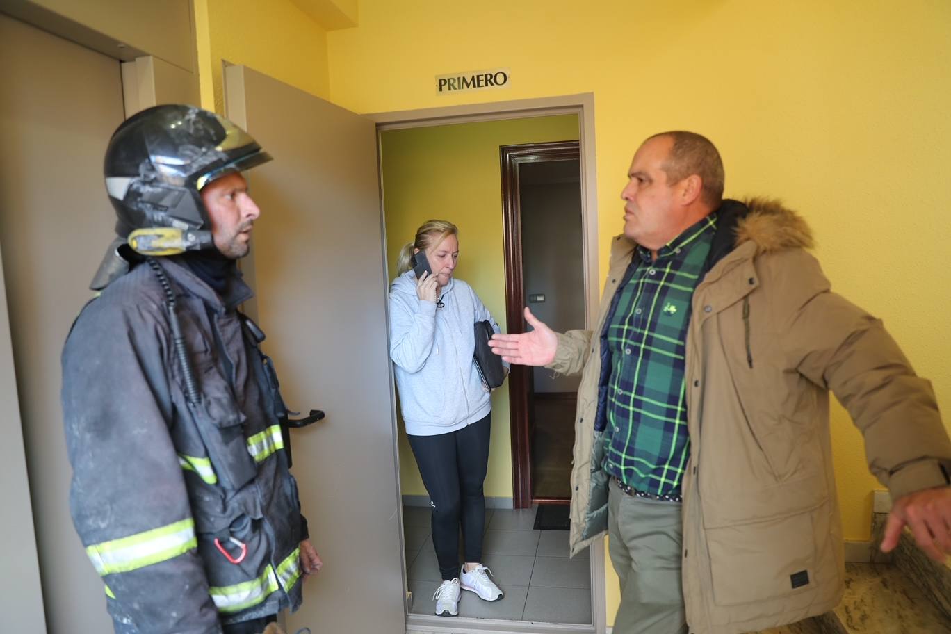 Fotos: Sofocan un incendio en un almacén de colchones de Avilés