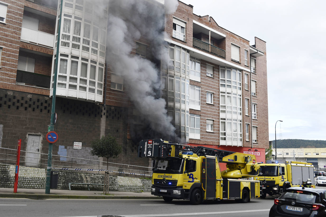 Fotos: Sofocan un incendio en un almacén de colchones de Avilés