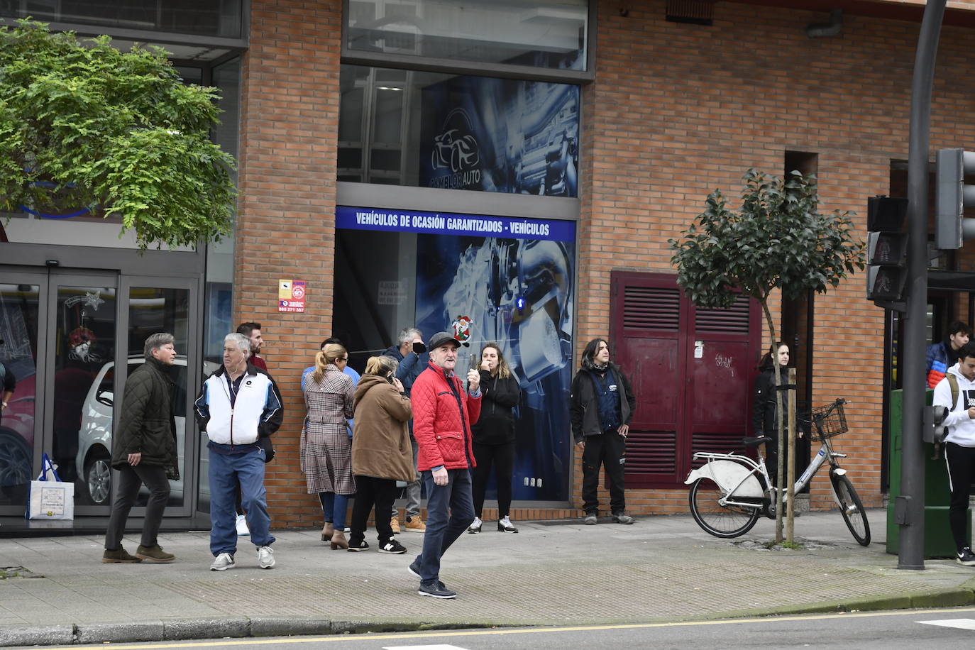 Fotos: Sofocan un incendio en un almacén de colchones de Avilés