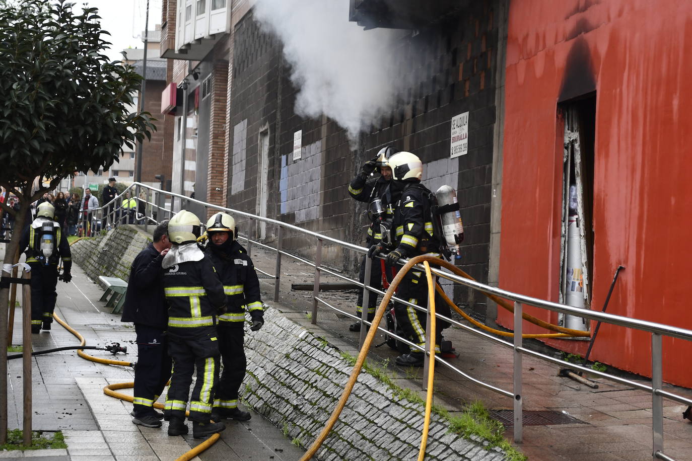 Fotos: Sofocan un incendio en un almacén de colchones de Avilés