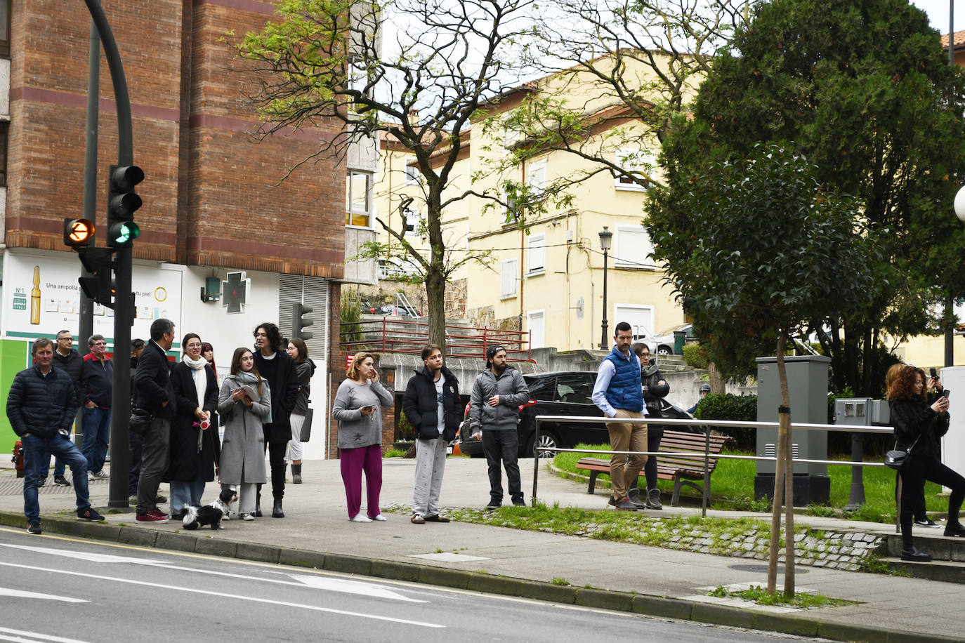 Fotos: Sofocan un incendio en un almacén de colchones de Avilés