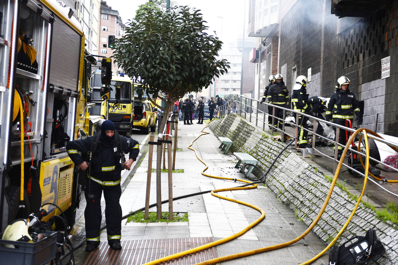 Fotos: Sofocan un incendio en un almacén de colchones de Avilés