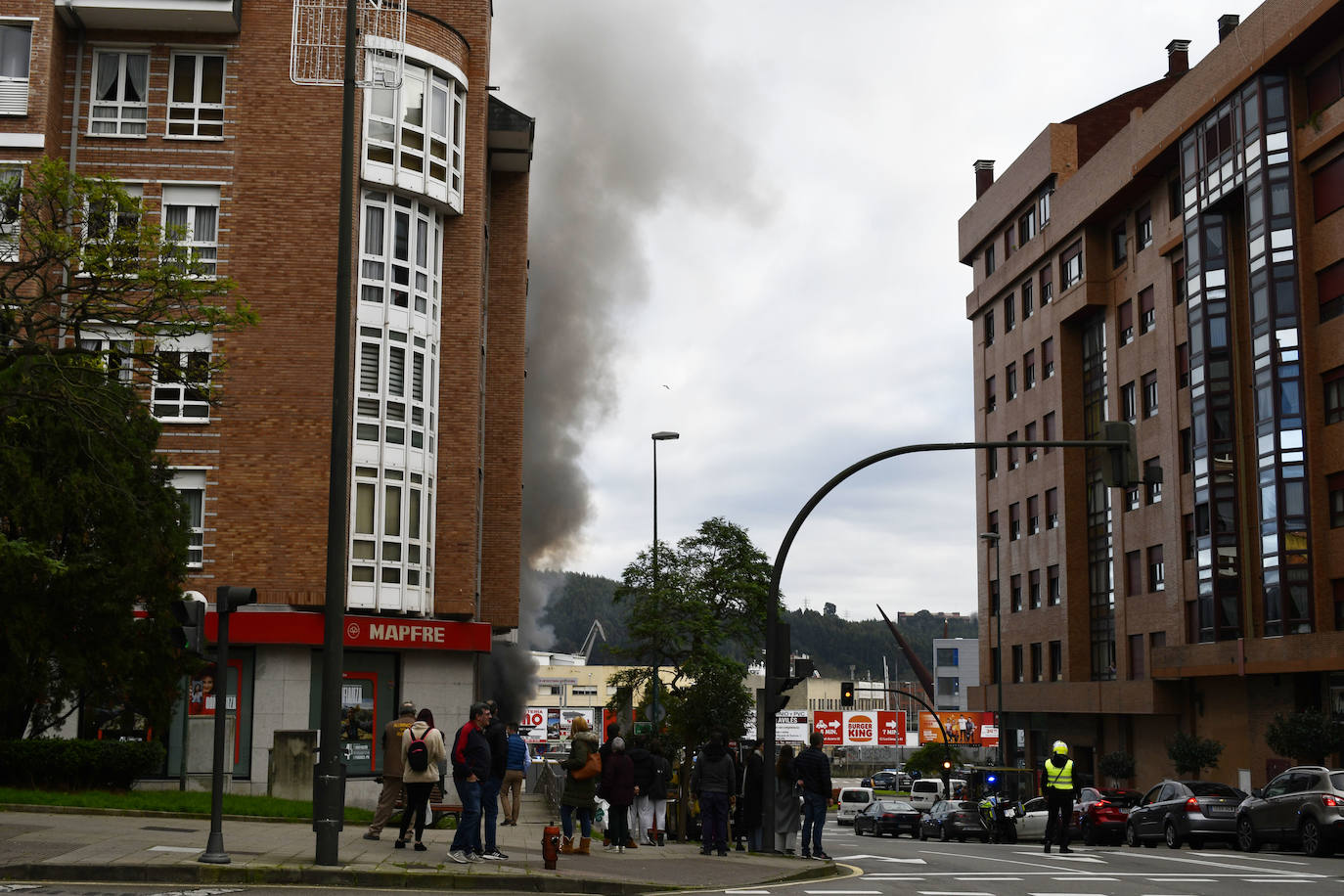 Fotos: Sofocan un incendio en un almacén de colchones de Avilés