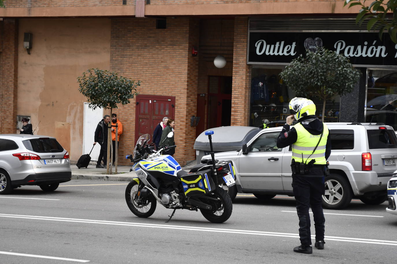 Fotos: Sofocan un incendio en un almacén de colchones de Avilés