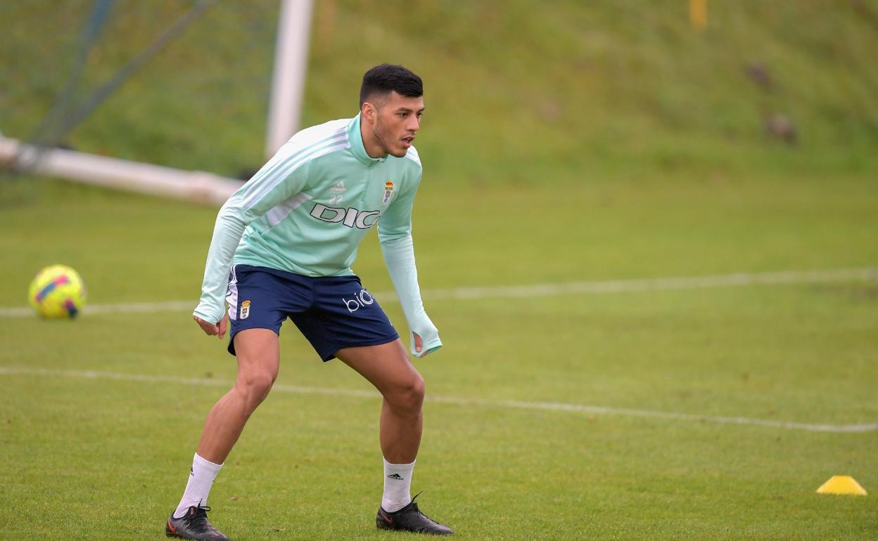 El extremo argentino Leonardo Sequeira, en un entrenamiento con el Real Oviedo