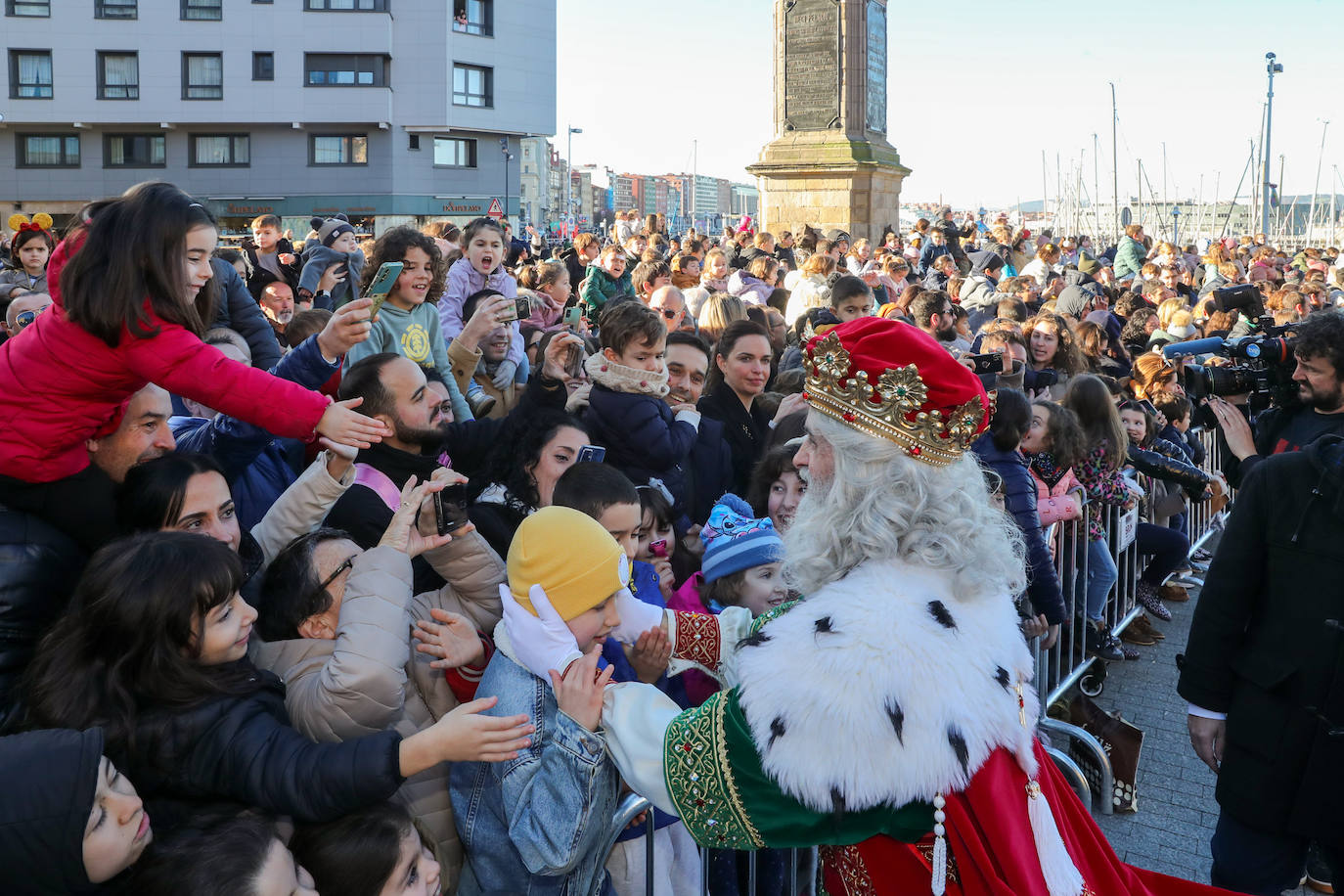 Fotos: Rostros llenos de ilusión en la recepción de los Reyes Magos de Gijón