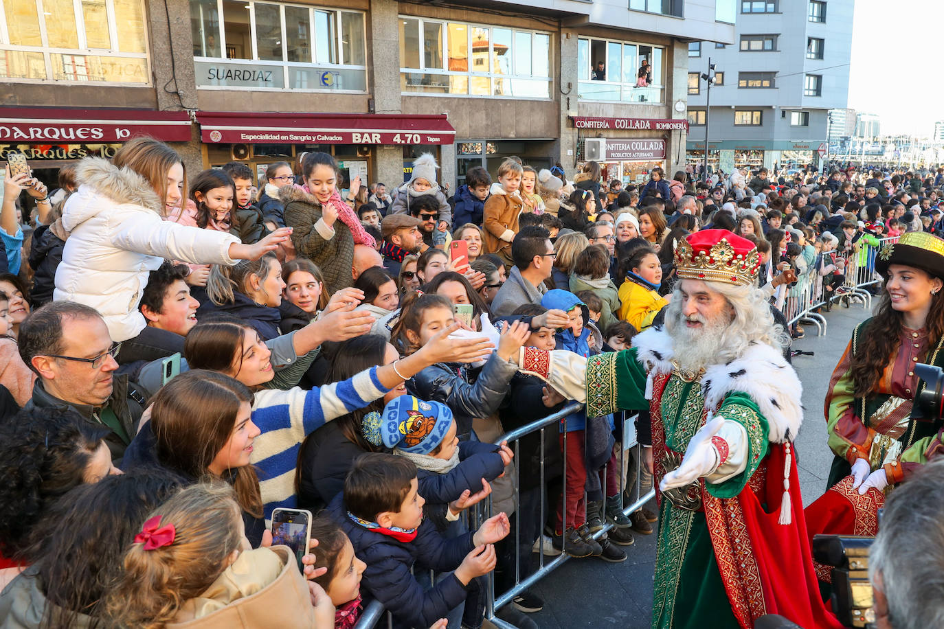 Fotos: Rostros llenos de ilusión en la recepción de los Reyes Magos de Gijón