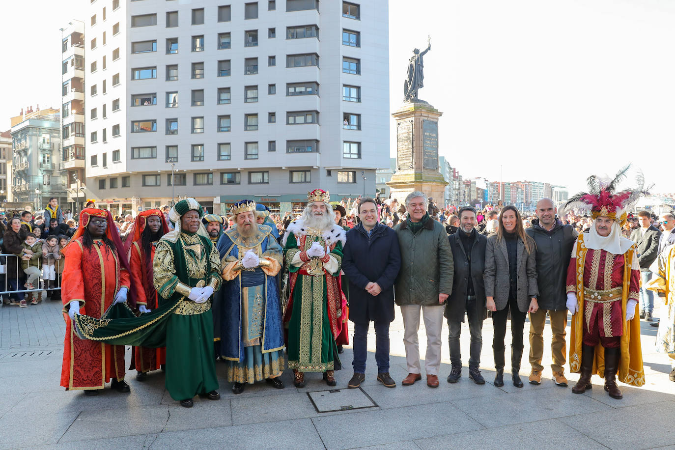 Fotos: Rostros llenos de ilusión en la recepción de los Reyes Magos de Gijón