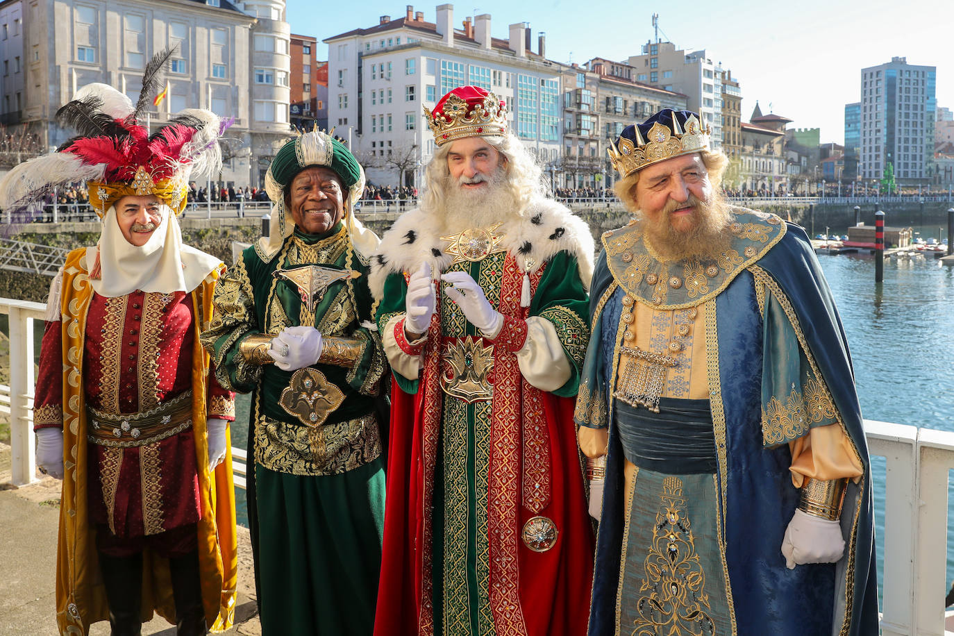 Fotos: Rostros llenos de ilusión en la recepción de los Reyes Magos de Gijón