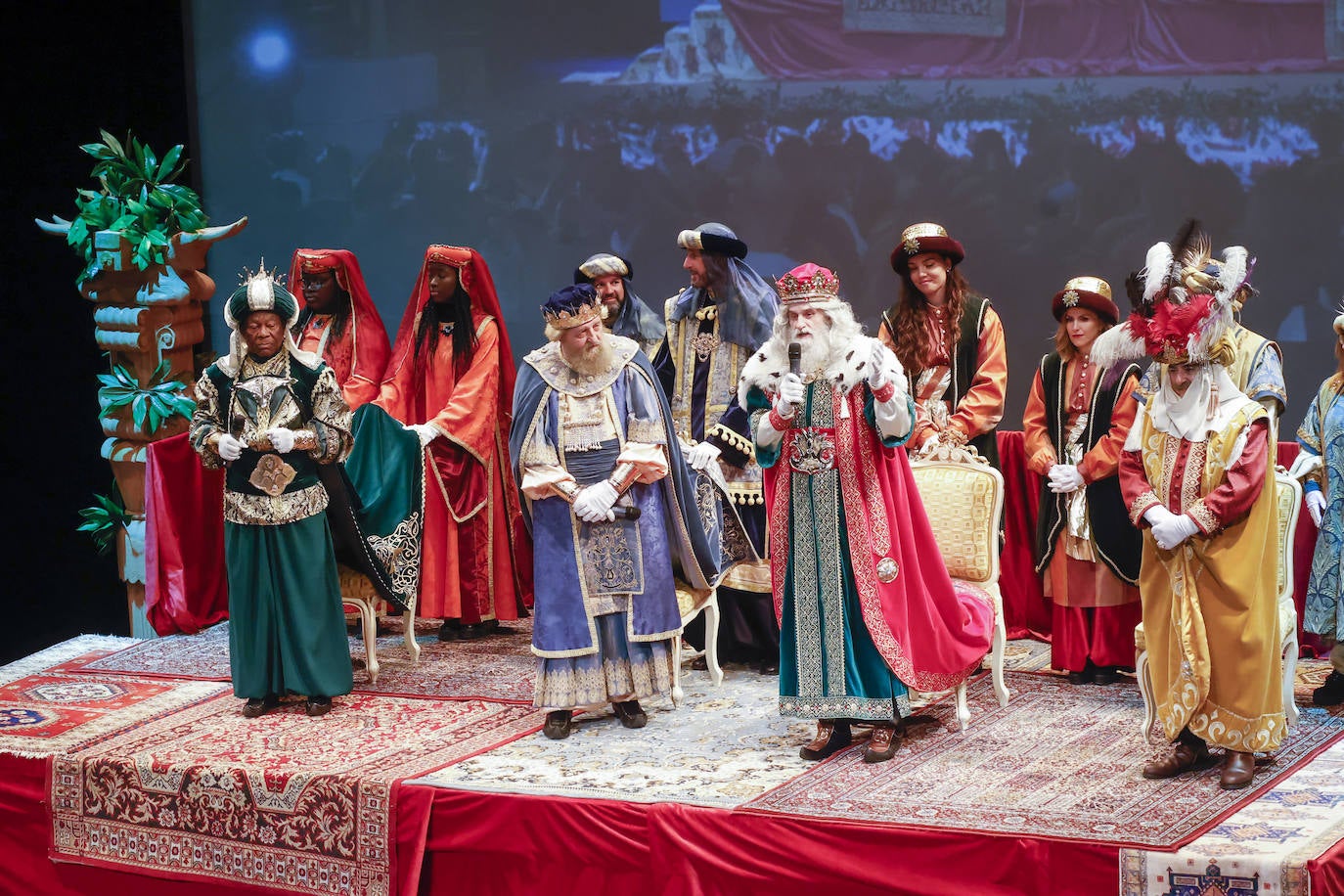 Fotos: Los Reyes Magos inundan el Teatro Jovellanos de magia e ilusión