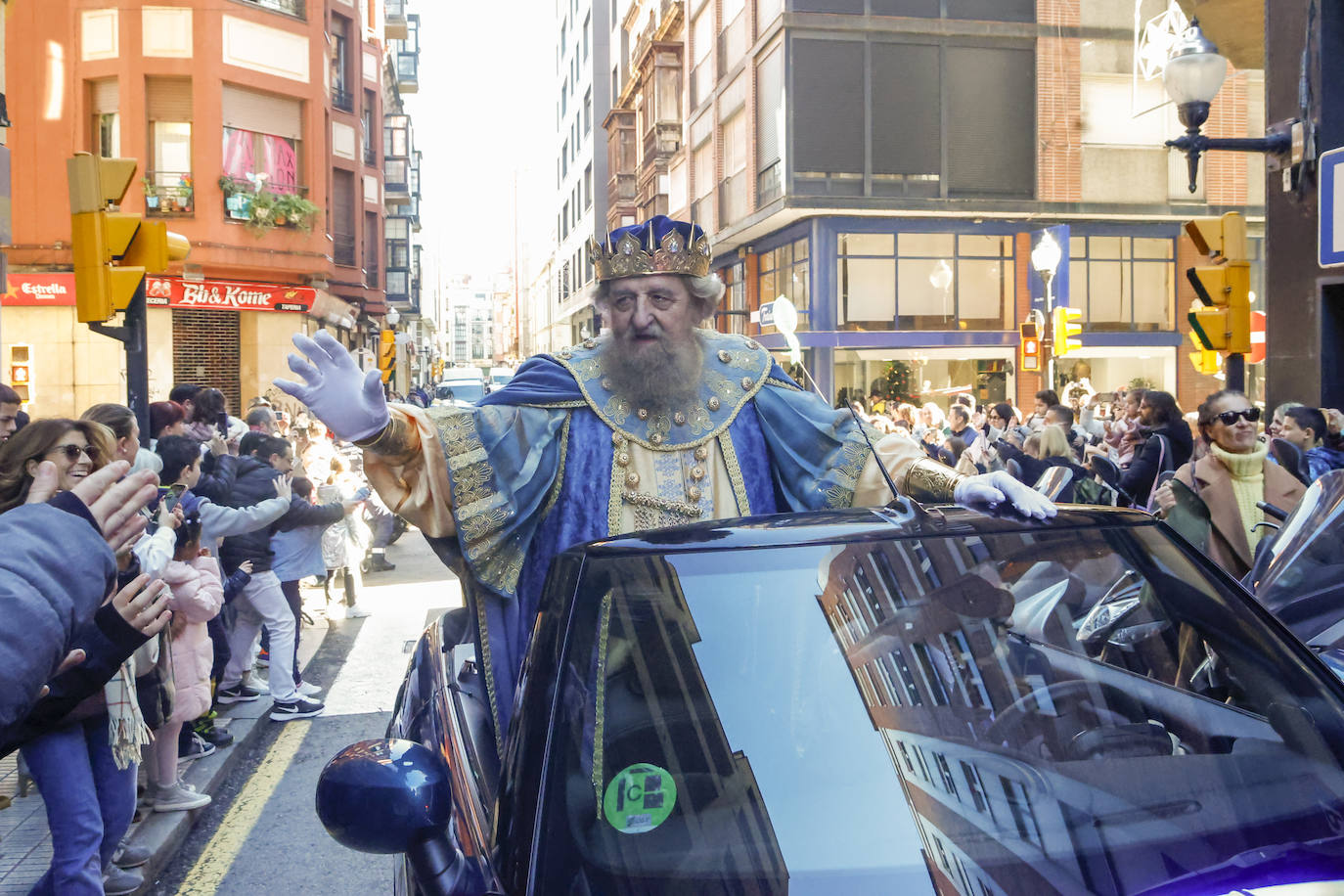 Fotos: Los Reyes Magos inundan el Teatro Jovellanos de magia e ilusión