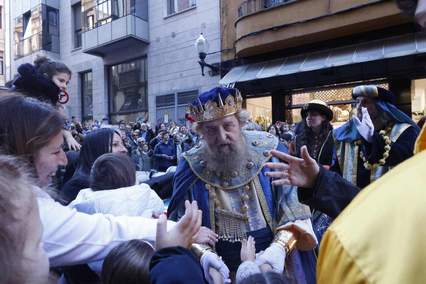 Fotos: Los Reyes Magos inundan el Teatro Jovellanos de magia e ilusión