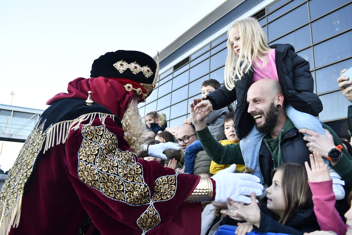 Fotos: Así ha sido la emocionante llegada de los Reyes Magos al aeropuerto de Asturias