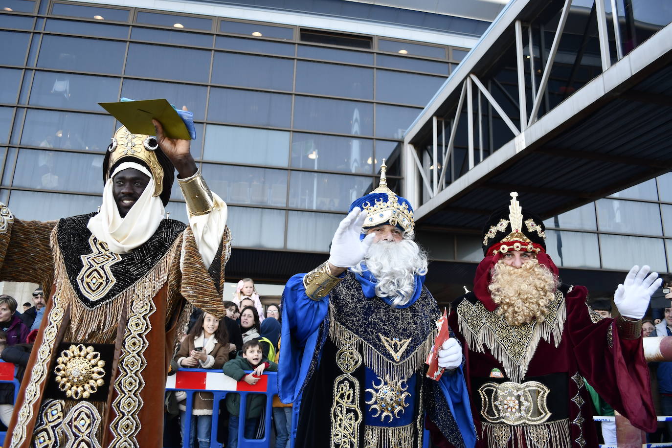 Fotos: Así ha sido la emocionante llegada de los Reyes Magos al aeropuerto de Asturias