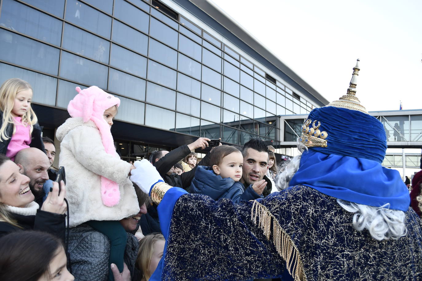 Fotos: Así ha sido la emocionante llegada de los Reyes Magos al aeropuerto de Asturias