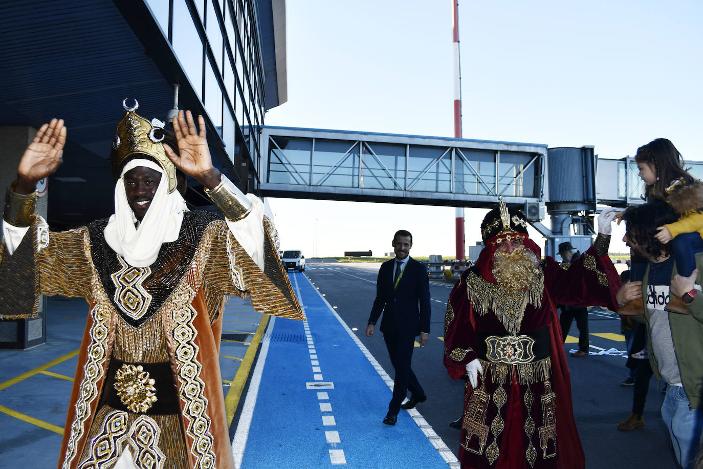 Fotos: Así ha sido la emocionante llegada de los Reyes Magos al aeropuerto de Asturias