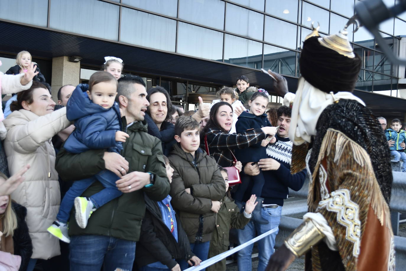 Fotos: Así ha sido la emocionante llegada de los Reyes Magos al aeropuerto de Asturias