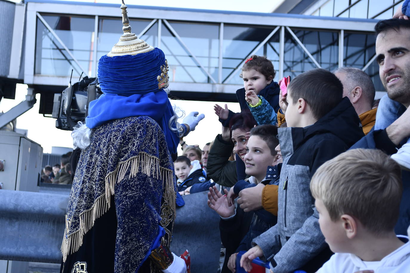 Fotos: Así ha sido la emocionante llegada de los Reyes Magos al aeropuerto de Asturias