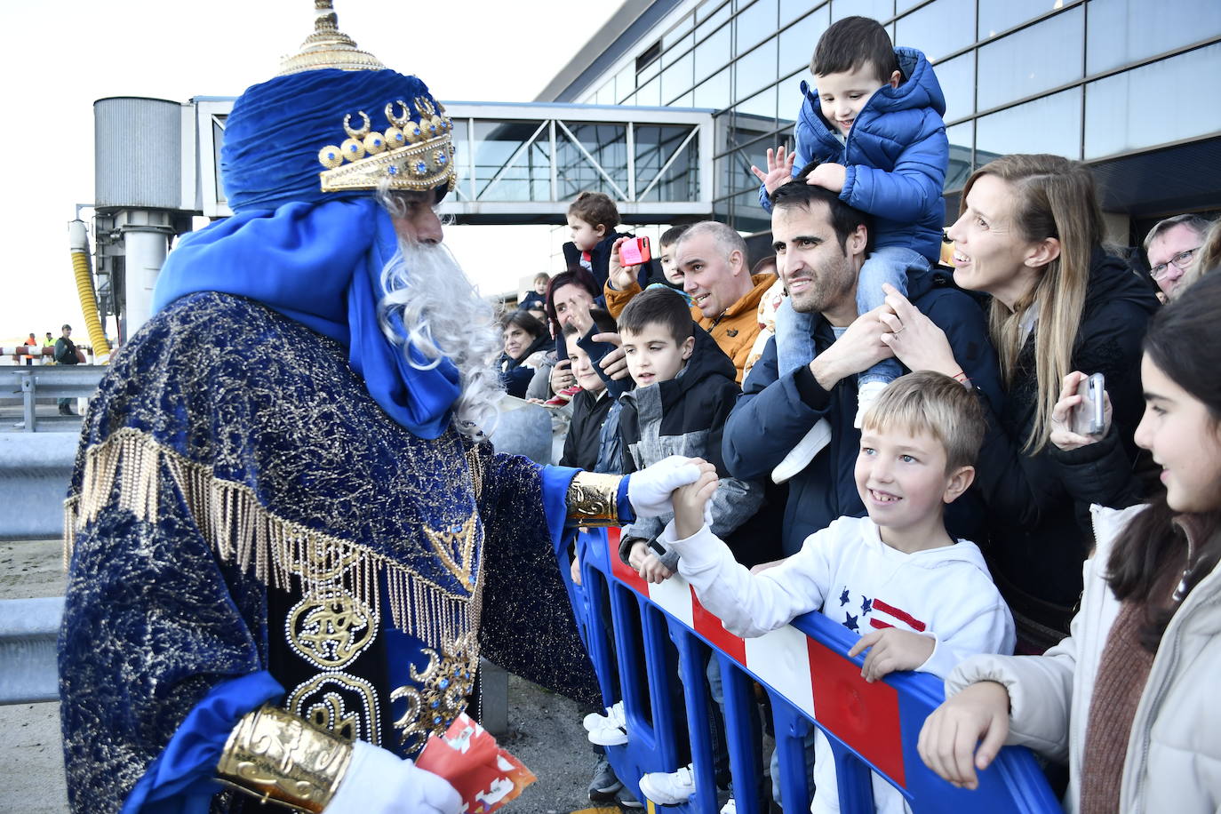 Fotos: Así ha sido la emocionante llegada de los Reyes Magos al aeropuerto de Asturias