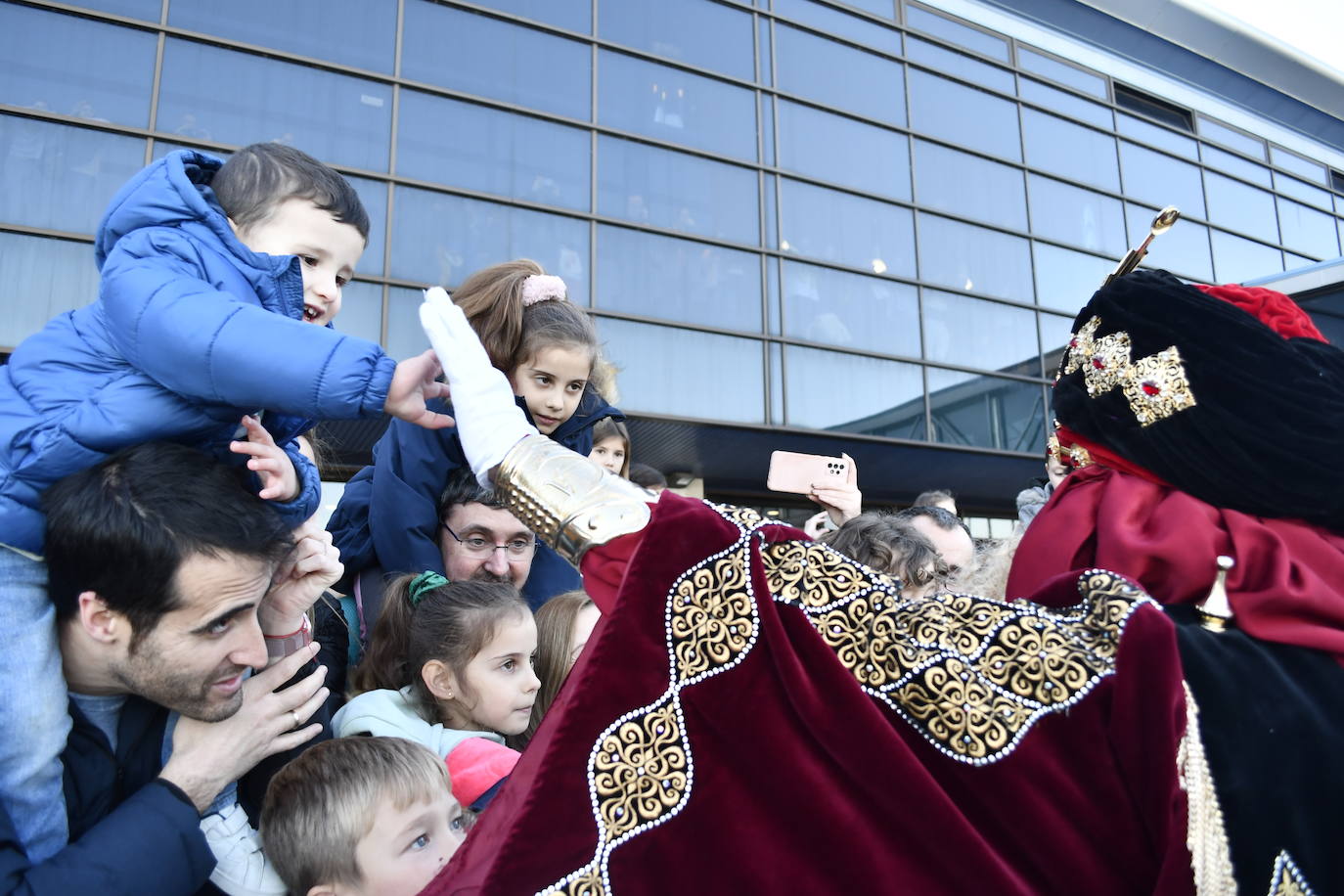 Fotos: Así ha sido la emocionante llegada de los Reyes Magos al aeropuerto de Asturias