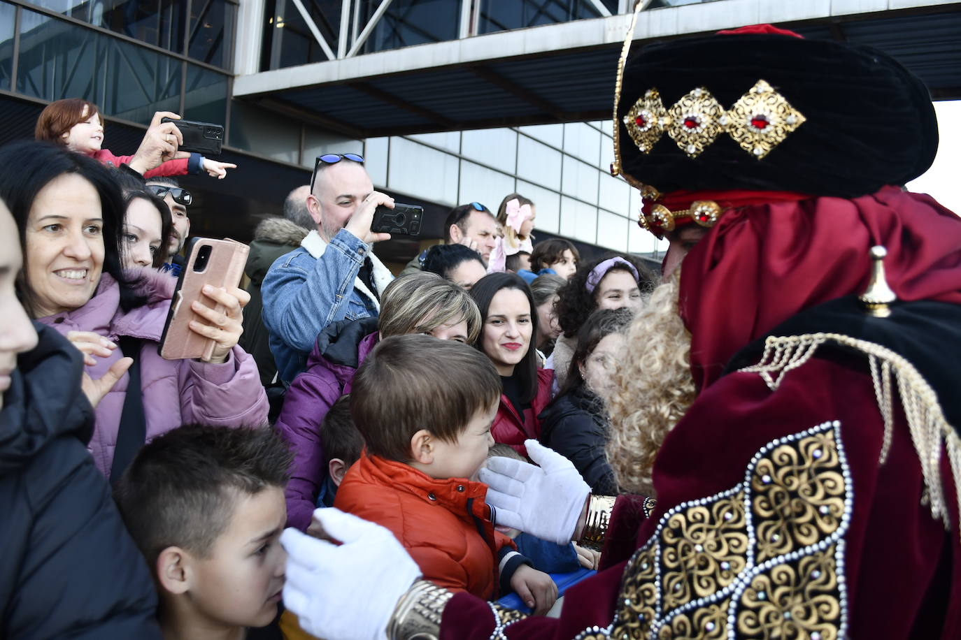 Fotos: Así ha sido la emocionante llegada de los Reyes Magos al aeropuerto de Asturias