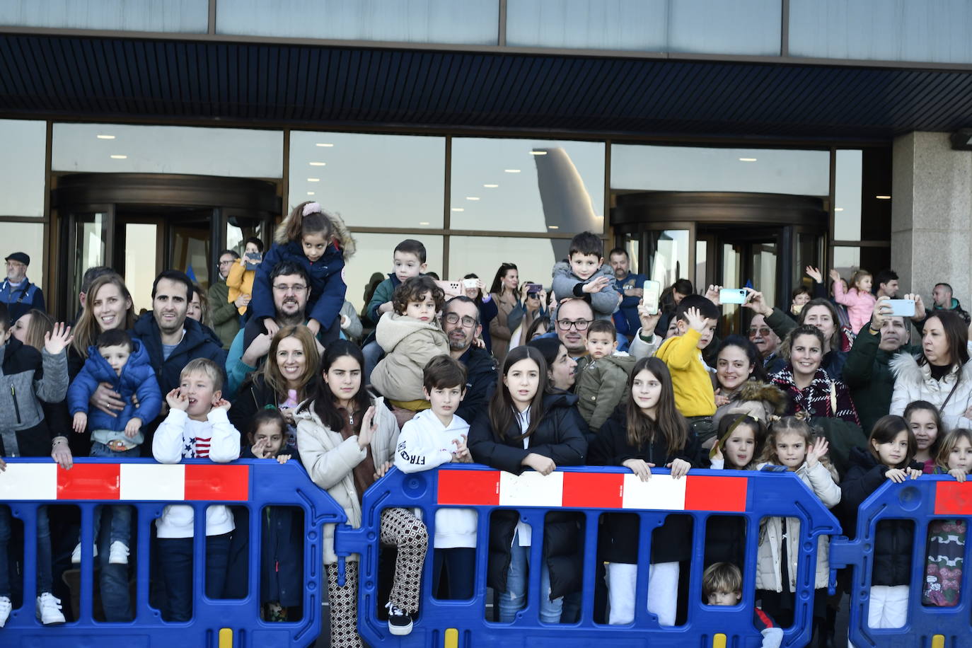 Fotos: Así ha sido la emocionante llegada de los Reyes Magos al aeropuerto de Asturias