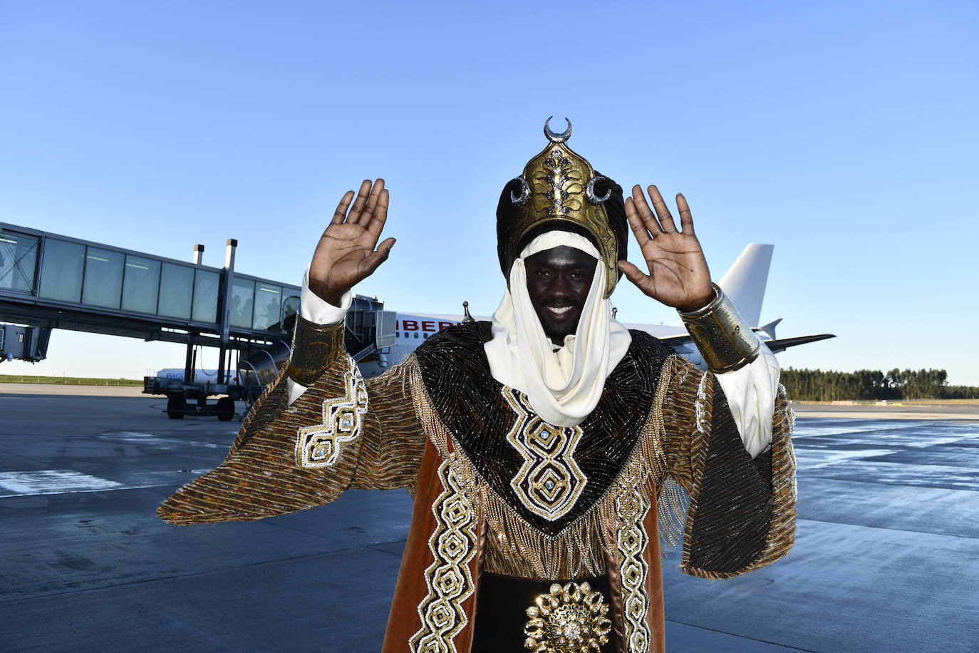 Fotos: Así ha sido la emocionante llegada de los Reyes Magos al aeropuerto de Asturias