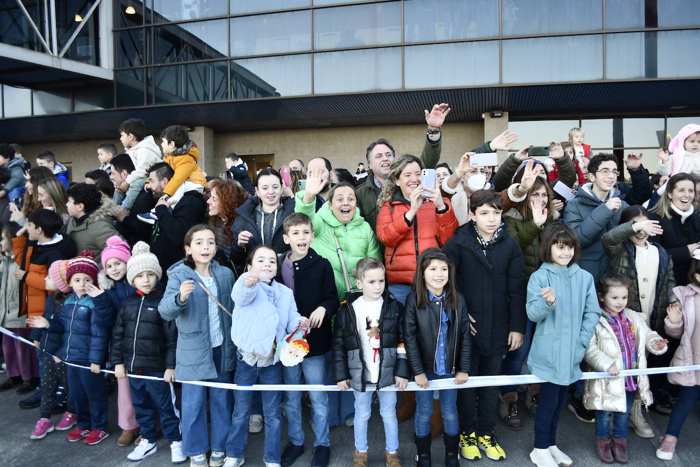 Fotos: Así ha sido la emocionante llegada de los Reyes Magos al aeropuerto de Asturias