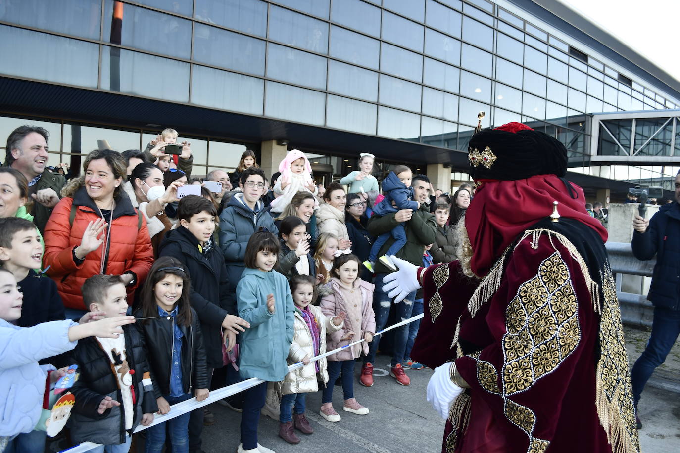 Fotos: Así ha sido la emocionante llegada de los Reyes Magos al aeropuerto de Asturias