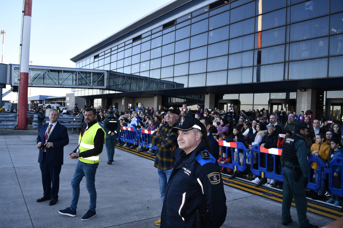 Fotos: Así ha sido la emocionante llegada de los Reyes Magos al aeropuerto de Asturias