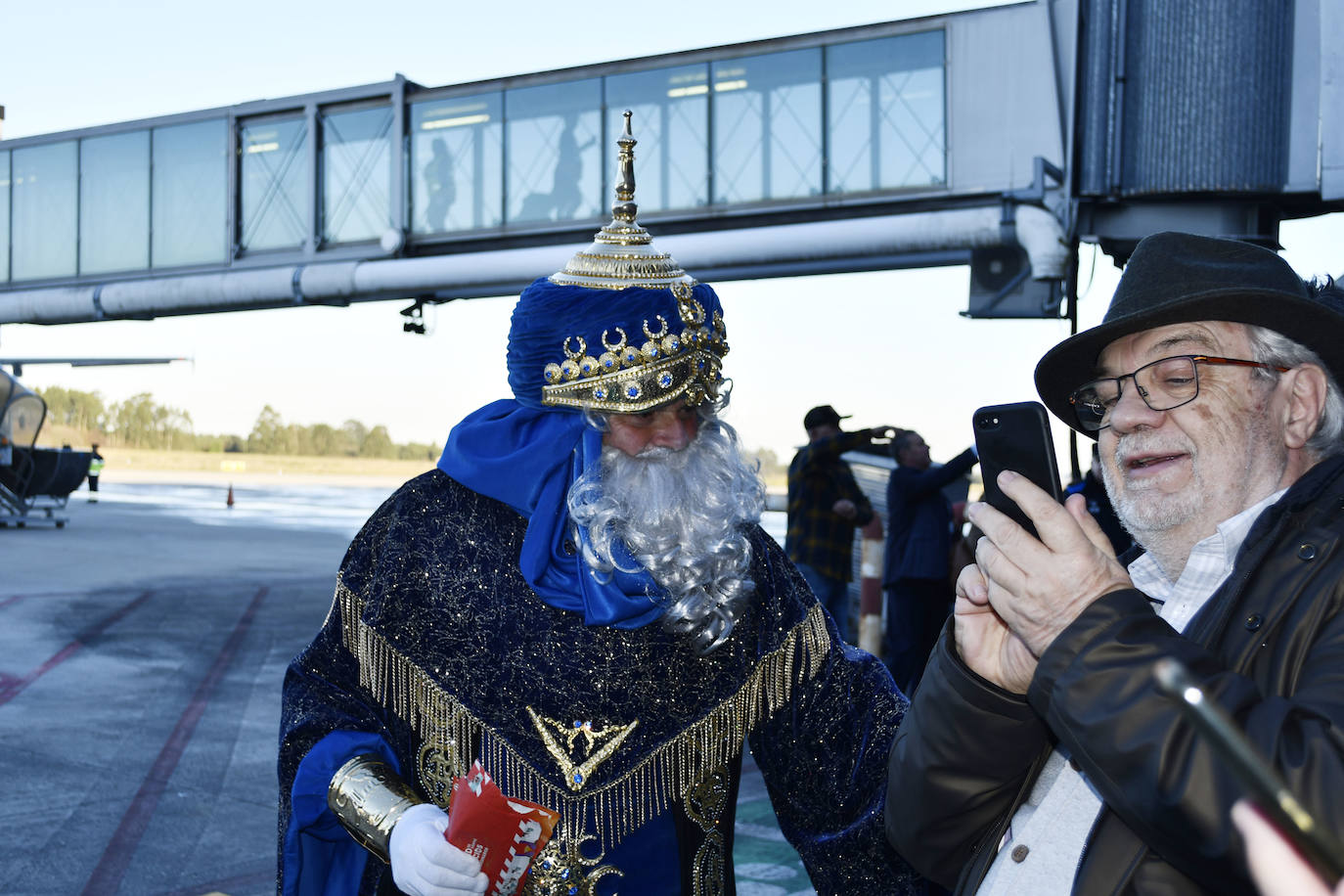 Fotos: Así ha sido la emocionante llegada de los Reyes Magos al aeropuerto de Asturias