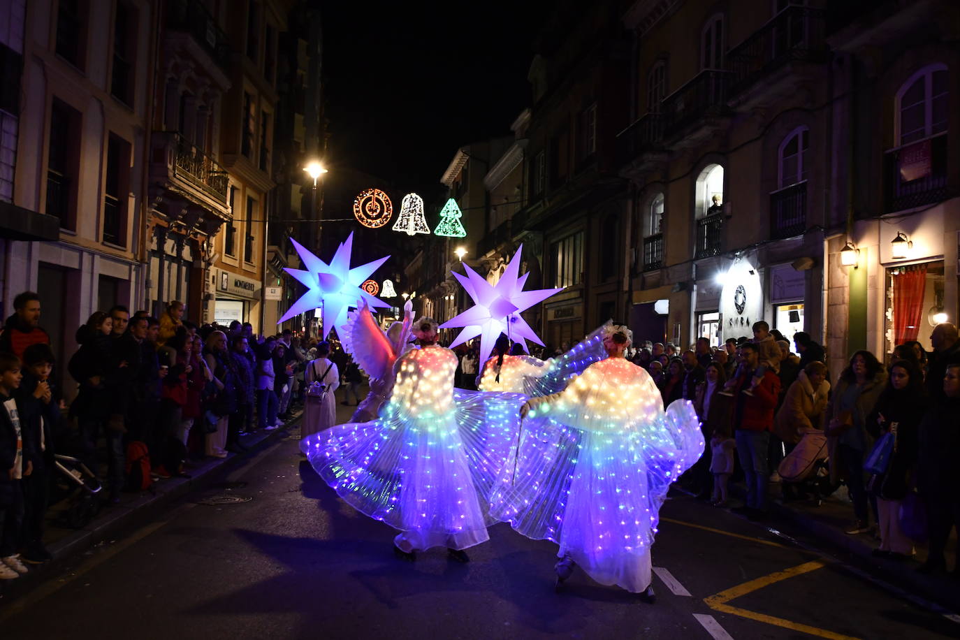 Fotos: Melchor, Gaspar y Baltasar llenan Avilés de ilusión