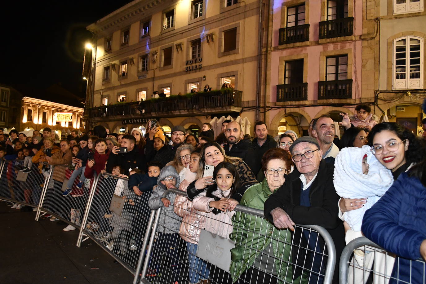 Fotos: Melchor, Gaspar y Baltasar llenan Avilés de ilusión