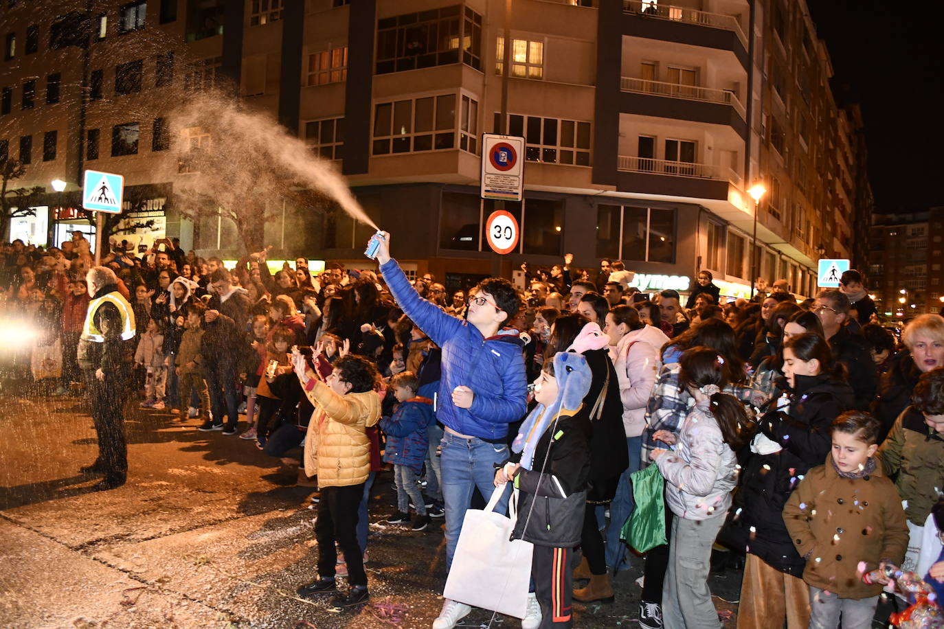 Fotos: Melchor, Gaspar y Baltasar llenan Avilés de ilusión