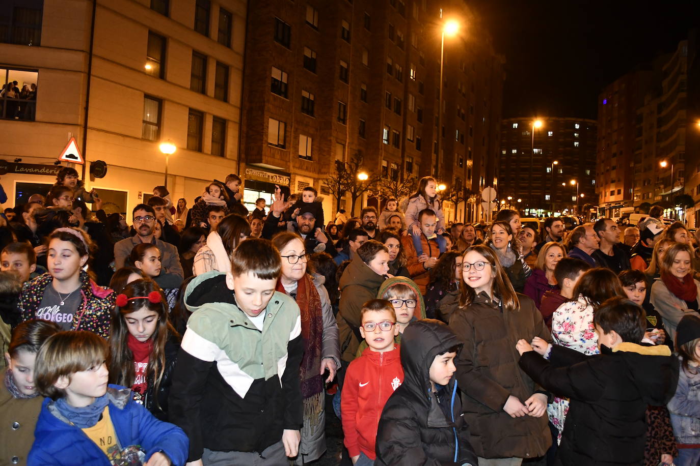 Fotos: Melchor, Gaspar y Baltasar llenan Avilés de ilusión