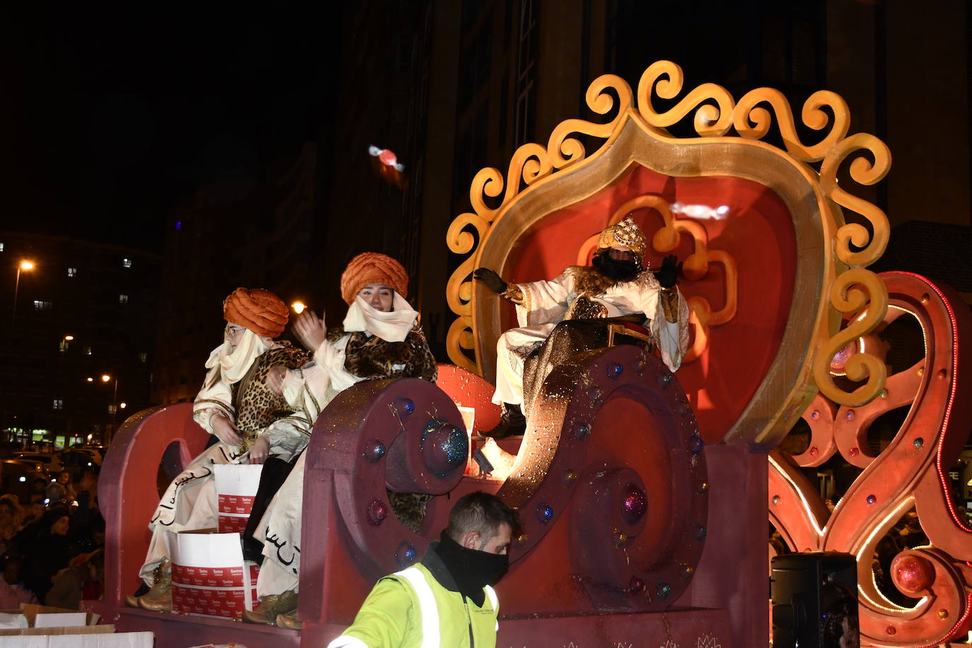 Fotos: Melchor, Gaspar y Baltasar llenan Avilés de ilusión