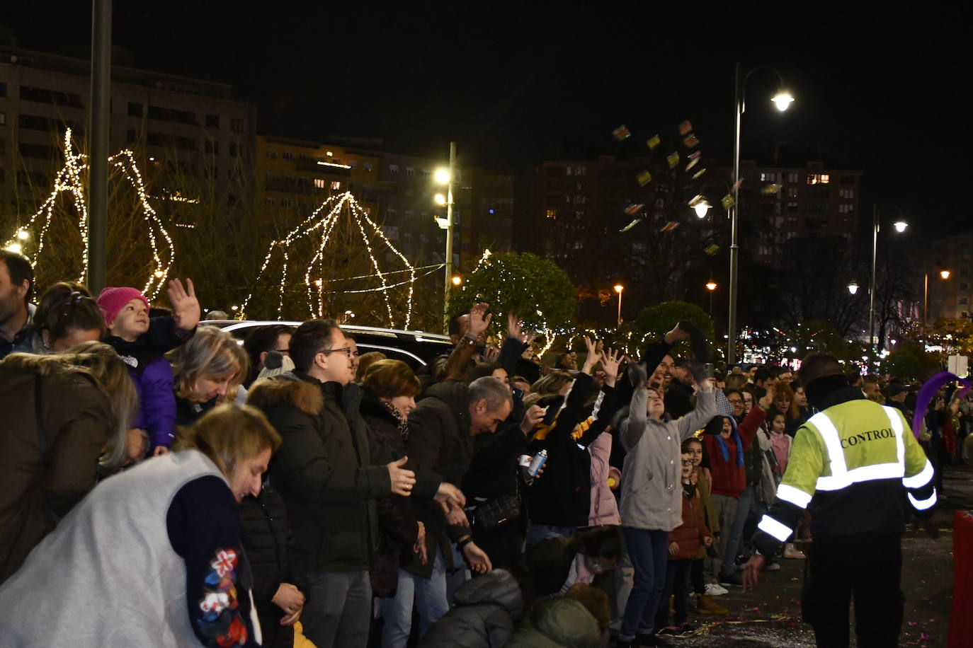Fotos: Melchor, Gaspar y Baltasar llenan Avilés de ilusión