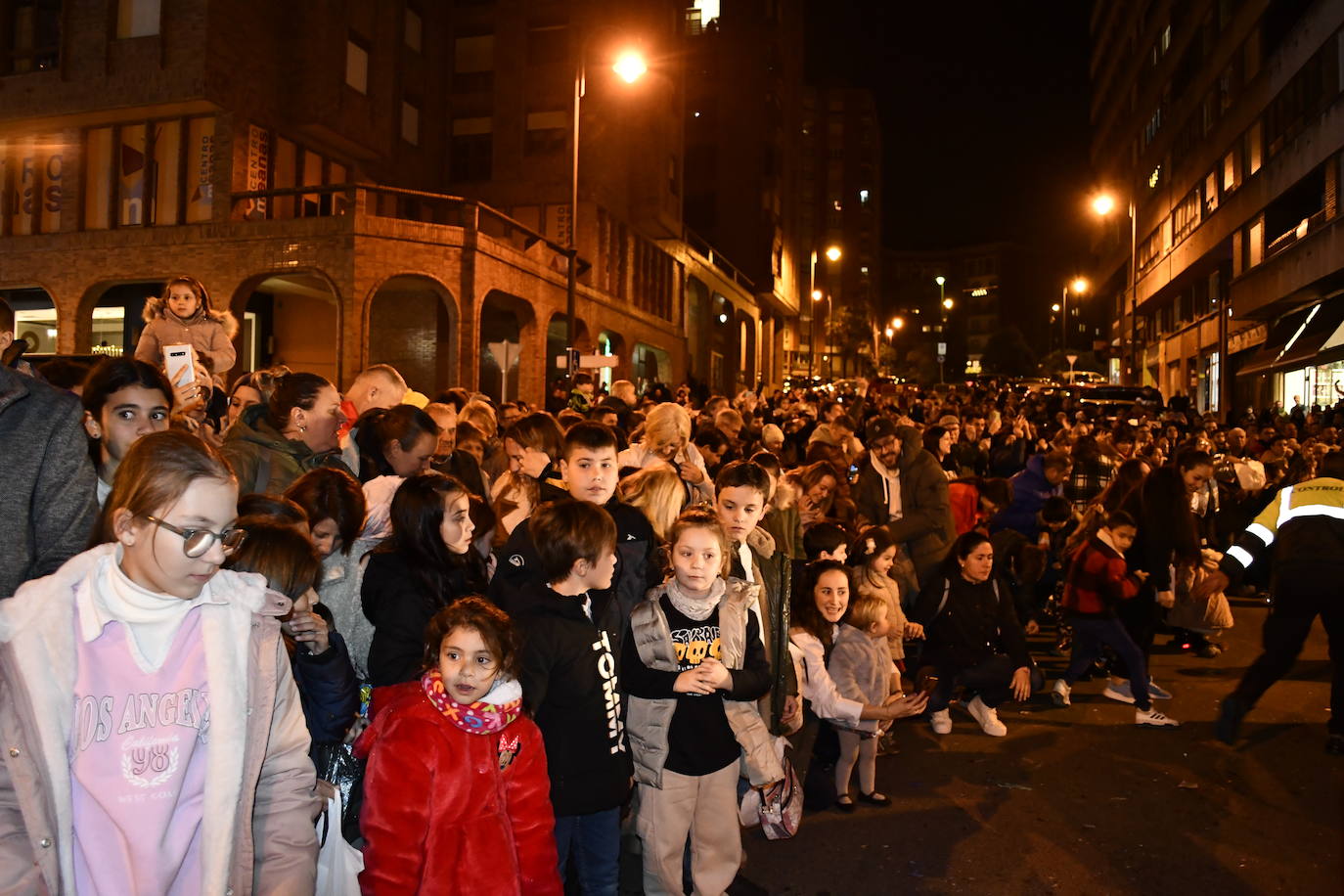 Fotos: Melchor, Gaspar y Baltasar llenan Avilés de ilusión