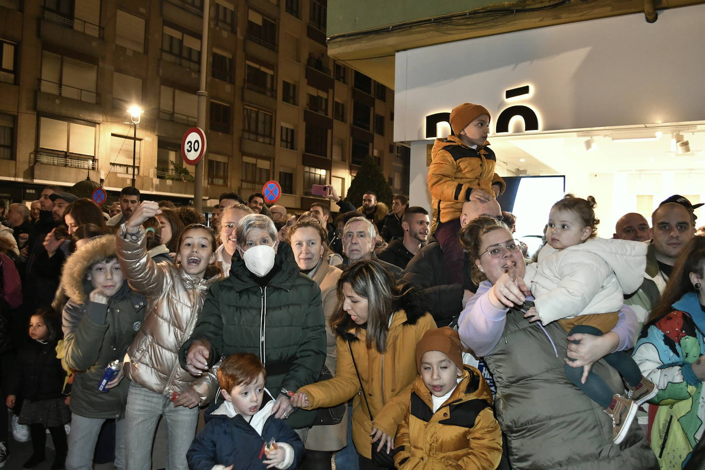 Fotos: Melchor, Gaspar y Baltasar llenan Avilés de ilusión
