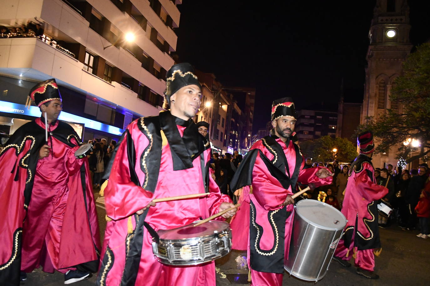 Fotos: Melchor, Gaspar y Baltasar llenan Avilés de ilusión