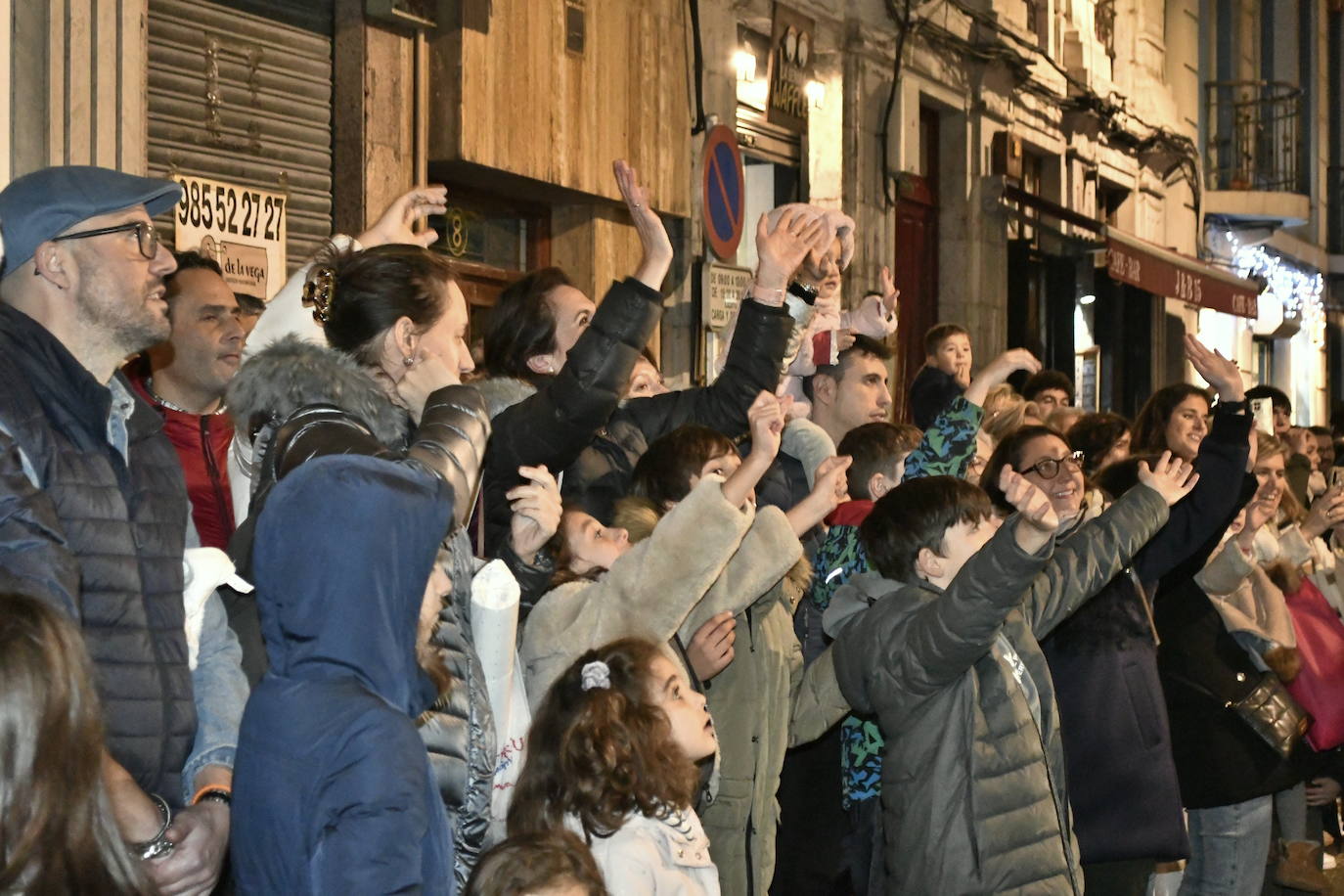 Fotos: Melchor, Gaspar y Baltasar llenan Avilés de ilusión