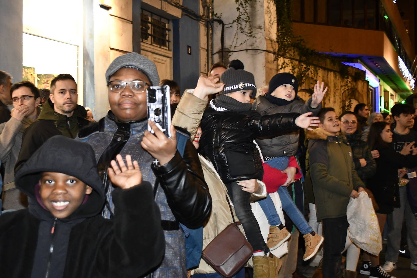 Fotos: Melchor, Gaspar y Baltasar llenan Avilés de ilusión