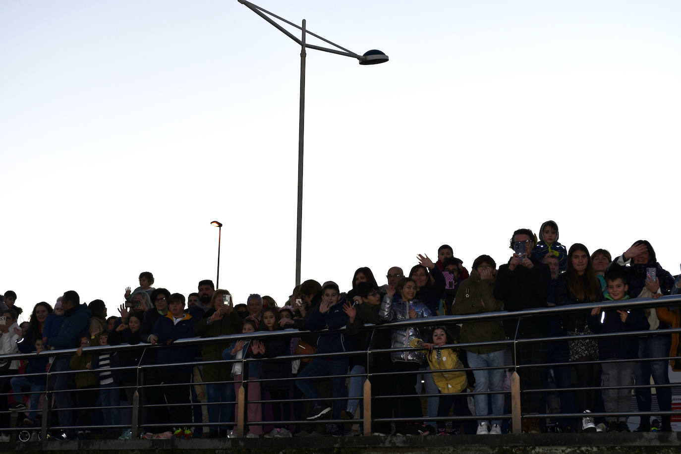 Fotos: Melchor, Gaspar y Baltasar llenan Avilés de ilusión