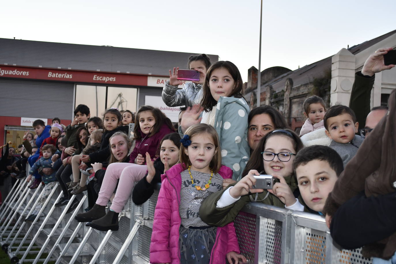 Fotos: Melchor, Gaspar y Baltasar llenan Avilés de ilusión