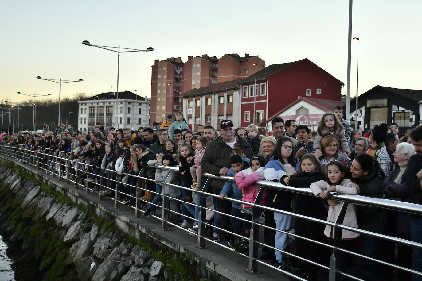 Fotos: Melchor, Gaspar y Baltasar llenan Avilés de ilusión
