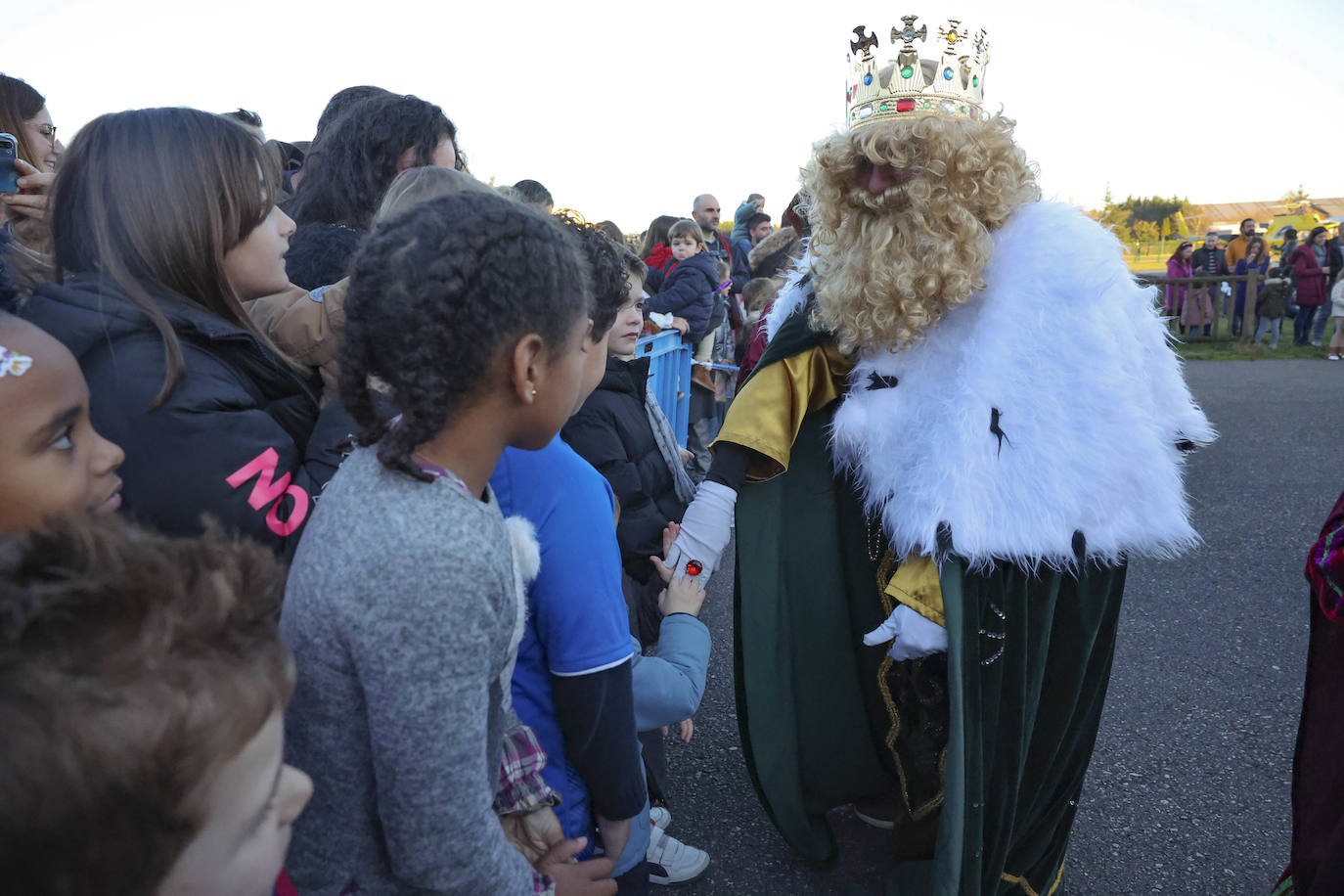 Fotos: El impresionante recibimiento de Sus Majestades a La Morgal