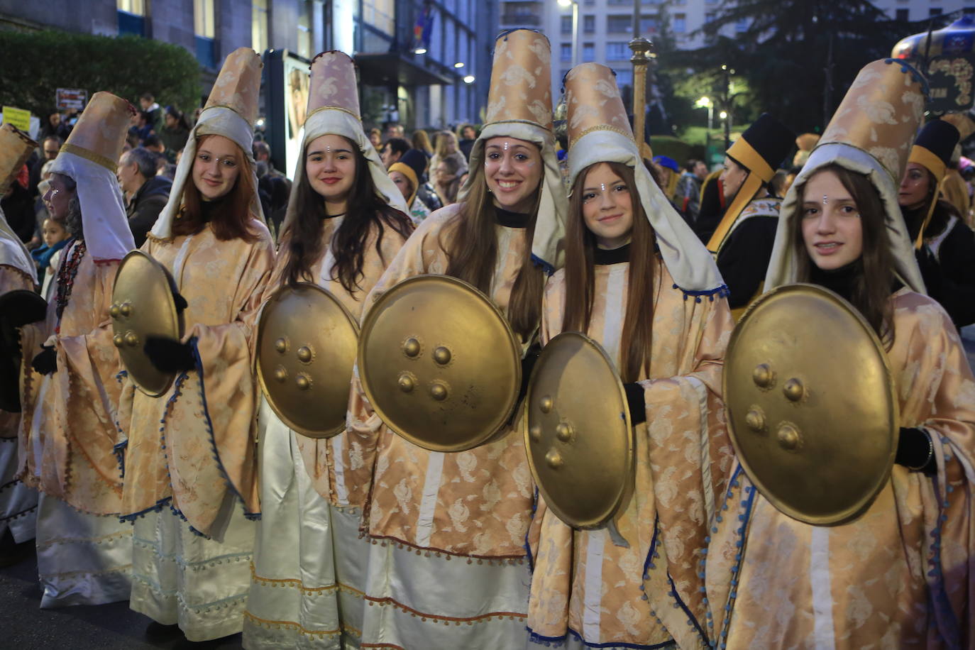Fotos: Los Reyes Magos hacen soñar a los niños en Oviedo