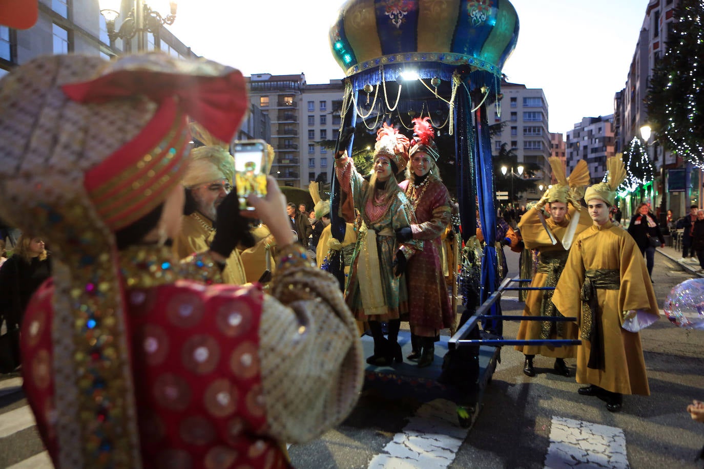Fotos: Los Reyes Magos hacen soñar a los niños en Oviedo